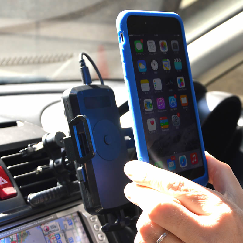 Qiレシーバーと充電ホルダーがセットになった、サンコー「iPhone用車載ホルダー式置くだけチャージャー」