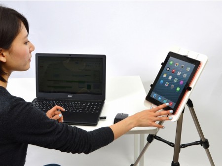サンコー、カメラの三脚をタブレットスタンドに変える「カメラ三脚用タブレットデスク」発売