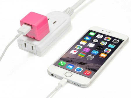 隣のコンセントを邪魔しない超小型スマホ充電器、JTT「cube AC mini 1A」