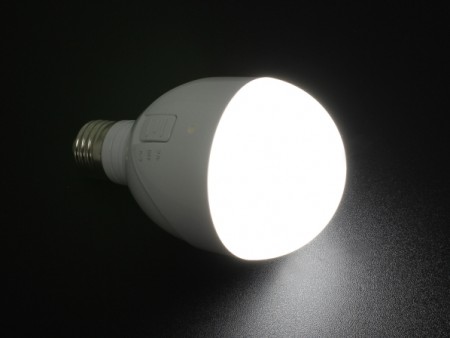 上海問屋、停電時には非常灯になるバッテリー内蔵LED電球「マジックバルブ パッと！」発売