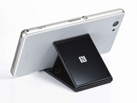 かざすだけでアプリ起動や設定変更。スマホがもっと便利になるNFC搭載スタンド、サンワ「PDA-STN9」