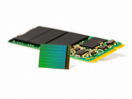 IntelとMicron、2.5インチで10TB超を実現する大容量NAND「3D NANDフラッシュ」発表