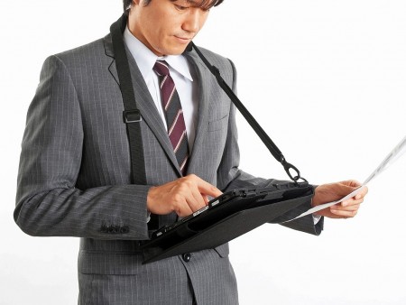 “駅弁売りスタイル”で立ったまま使えるタブレットケース、「PDA-TAB12」がサンワサプライから