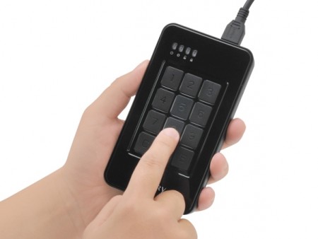 パスワードロックに対応する2.5インチHDDケース、センチュリー「シンプルPASS BOX 2.5」