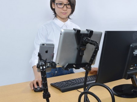 スマホとタブレットの2台持ち御用達アームスタンド、サンコー「両手で持って手！」