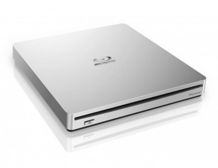パイオニア、Macでも使えるスロットインタイプの外付けBD/DVD/CDドライブ「BDR-XS06JL」