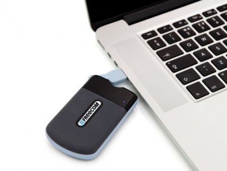 2mからの落下に耐える耐衝撃ポータブルSSD、フリーコム「TOUGH DRIVE MINI SSD」
