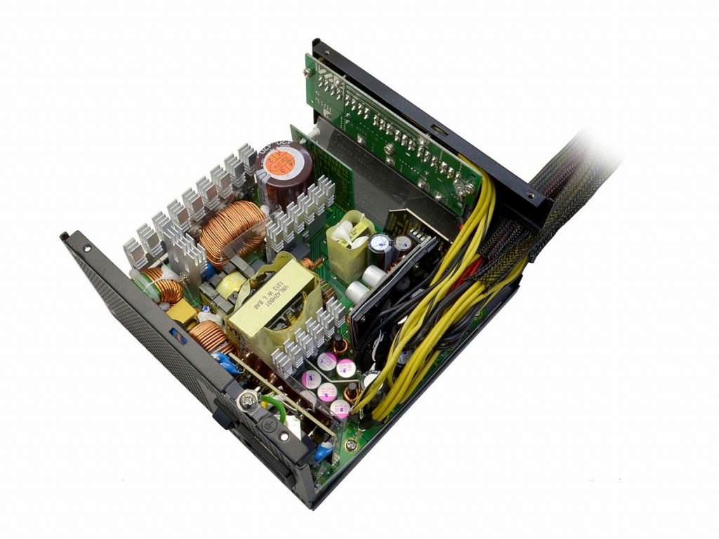 日本メーカー製105℃対応コンデンサなど、高品質なコンポーネントを採用。また「DC/DCコンバータ」などをモジュール化することで、電源内部のエアフローを向上させた