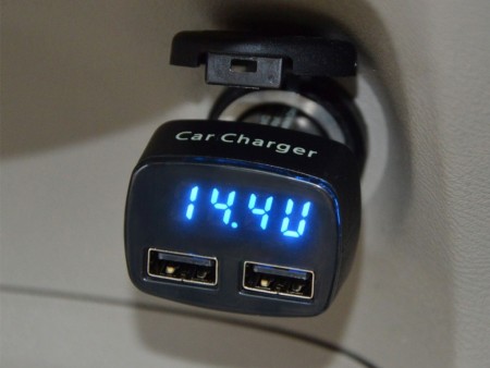 バッテリーの交換時期がわかる。チェッカー機能付きUSBシガーチャージャーがサンコーから