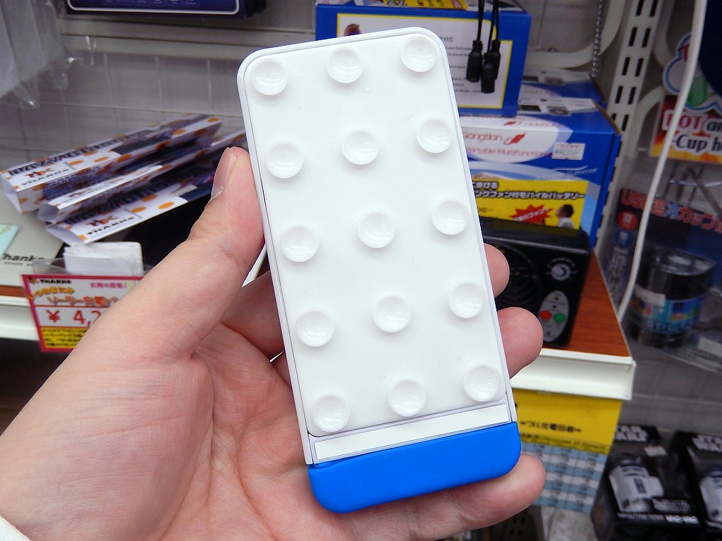 吸盤でくっつくモバイルバッテリー