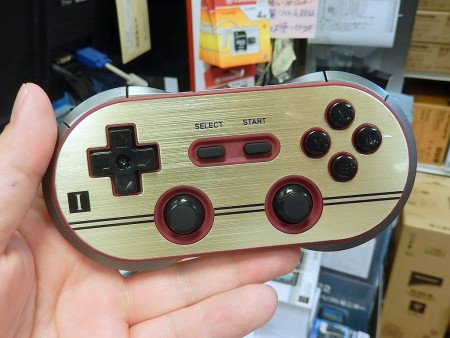 スーファミ形状（？）でファミコンカラーなレトロ風Bluetoothゲーム