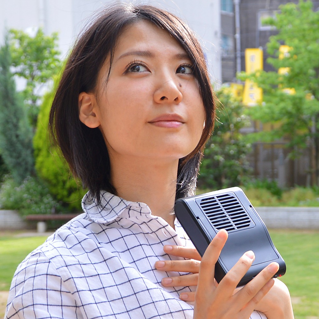 首にかけて「すっげぇ涼しい」。モバイルバッテリーにもなるソーラー扇風機がサンコーから