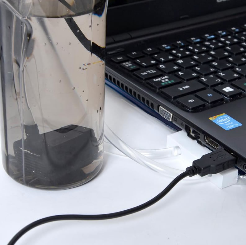ノートPCをはじめ工夫次第で人間も冷やせる、サンコー「USB水冷静音クーリングパッド」