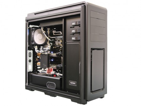 ステンレス鋼パイプ配管の本格水冷PC、「Storm Water Cooling