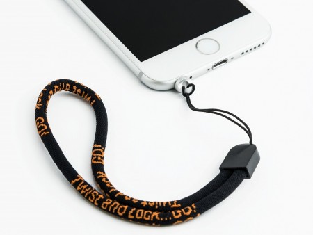 イヤホンジャックにストラップホールを増設する Pluggy Lock にリストストラップ付きモデル発売 エルミタージュ秋葉原