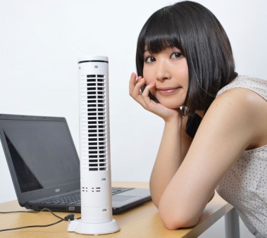 乾電池駆動にも対応。USB接続のタワー型スリム扇風機がサンコーから発売開始