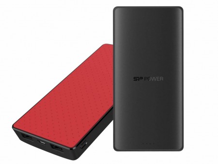 スマホにぴたっと貼り付く外装ラバー仕様。シリコンパワー製大容量モバイルバッテリー2種