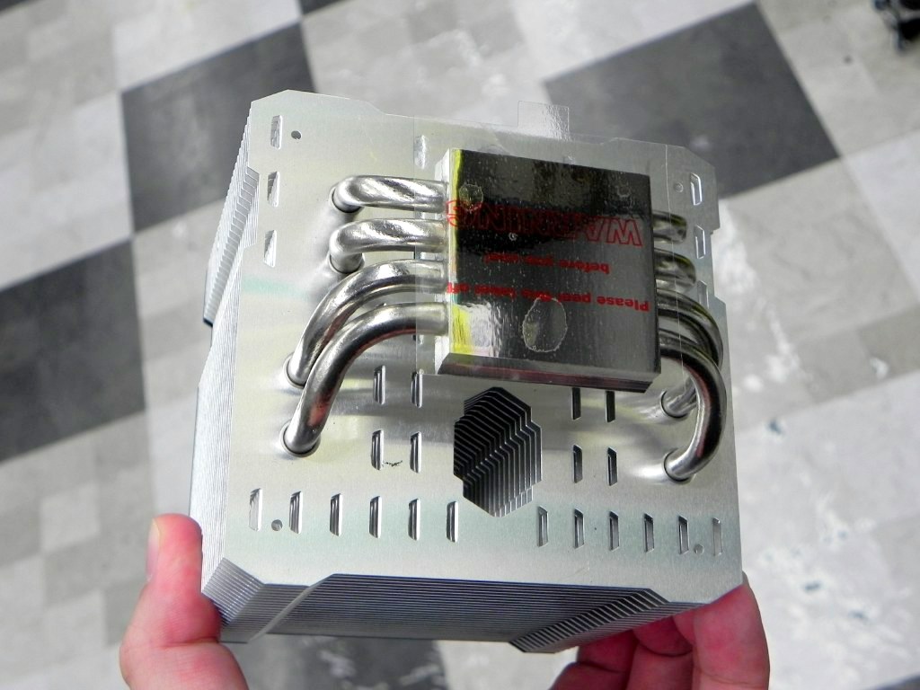 受熱ベーズにはφ6mm×4本のヒートパイプが実装され、アルミニウムフィンに効率的に熱を移動する
