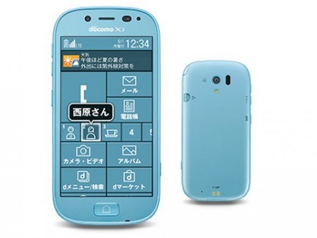 NTTドコモ、富士通「らくらくスマートフォン3」の新色エアブルーを7月31日発売