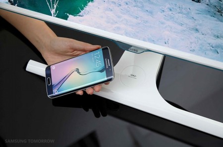 Samsung、スマホを“置くだけ充電”できる業界初のQi対応ディスプレイ「SE370」リリース