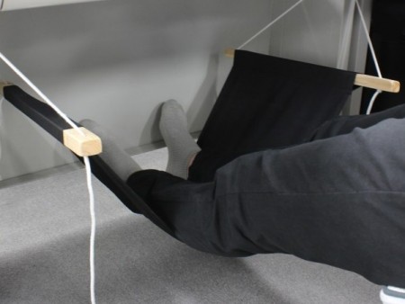 疲れた足をゆらゆらリラックス。ハンモック式フットレスト、上海問屋「DN-13074」