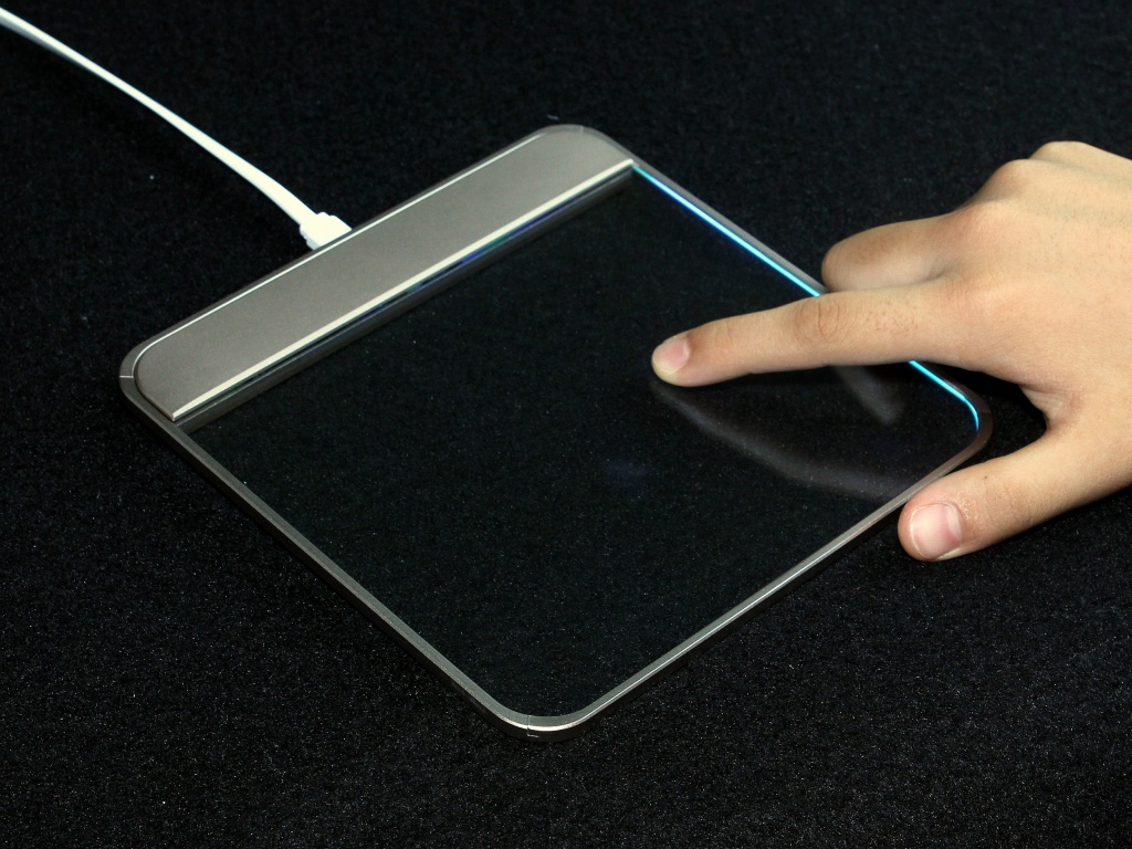 指先の動きでPCを自在に操る、上海問屋のガラスタッチパッドBastron「Wired Glass Touchpad」 エルミタージュ秋葉原