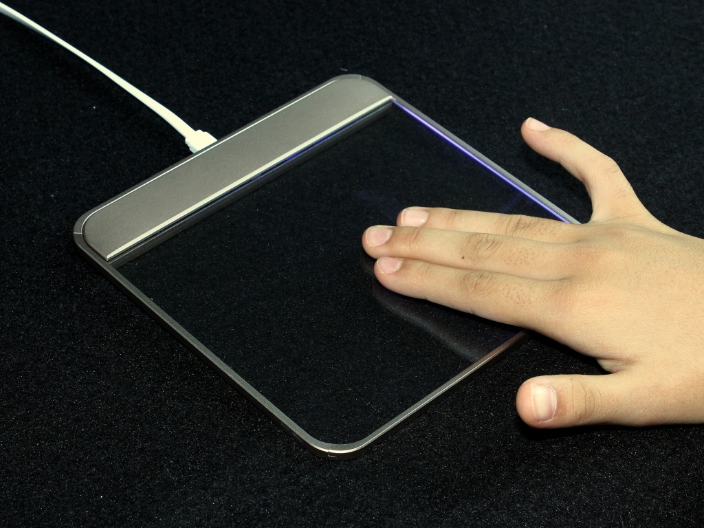 指先の動きでPCを自在に操る、上海問屋のガラスタッチパッドBastron「Wired Glass Touchpad」 エルミタージュ秋葉原