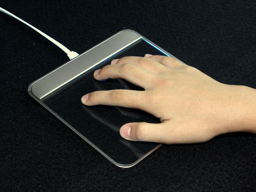 指先の動きでPCを自在に操る、上海問屋のガラスタッチパッドBastron「Wired Glass Touchpad」 エルミタージュ秋葉原