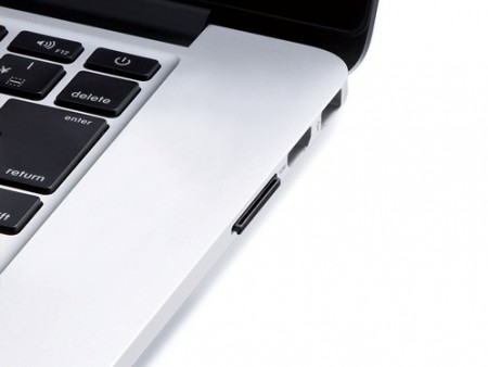 MacBook Pro / Airにピッタリ収まるmicroSD変換アダプタ、サンワサプライ「ADR-MMICRO」