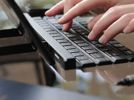 LG、くるくる巻いて収納できる折りたたみ式のフルサイズキーボード「Rolly Keyboard」