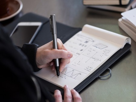 手書きノートをワンタッチでデジタル化できる、ワコムの“デジアナ文具”「Bamboo Spark」は10月発売