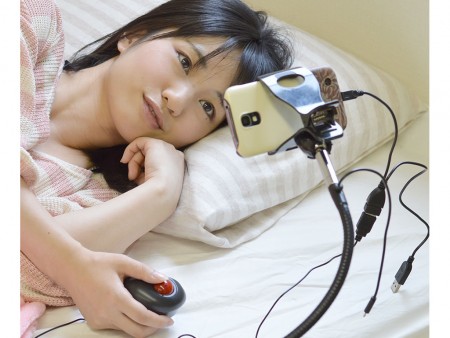 空中でも机上でも使えるトラックボールマウス、サンコー「スマホもOK！ゴロ寝トラックボールマウス」