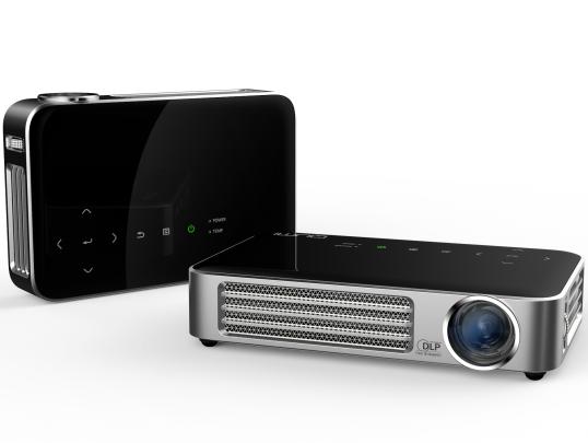 重量475g、輝度800ルーメンのモバイルLEDプロジェクター、アドトロン