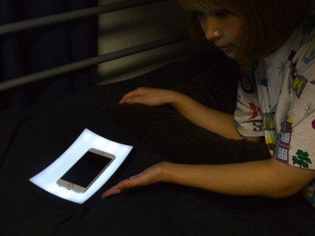 ベッドサイドにあると便利。タッチすると優しく光る、サンコーの「USBタッチでライトトレー」発売中