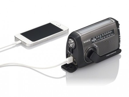 スマホの充電もできる手回し式FMラジオ、ソニー「ICF-B99 / ICF-B09」