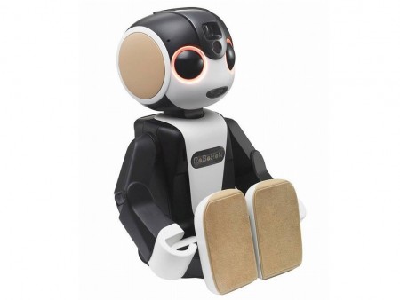 歩いて踊って、（ついでに）電話もできる。シャープ、ロボット型電話「ロボホン」を本当に発売