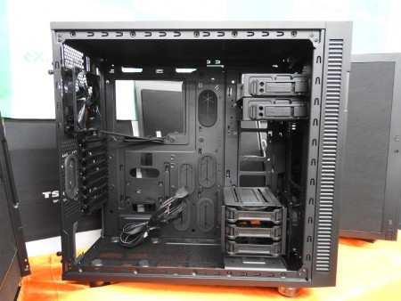 【動画】 小型化された静音志向のミドルタワー Thermaltake「F31」を動画で先行チェック