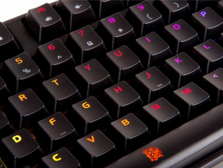 マルチエフェクトで1,680万色が光る、Tt eSPORTSの極彩色キーボード「Poseidon Z RGB」が今週発売
