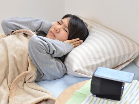 ペアリングやケーブル接続不要。置くだけでスマホを爆音にできるスピーカーがサンコーから