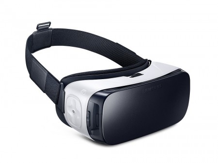 GalaxyスマホをHMD化できる、Oculus共同開発のVRヘッドセット「Gear VR」が99ドルで発売