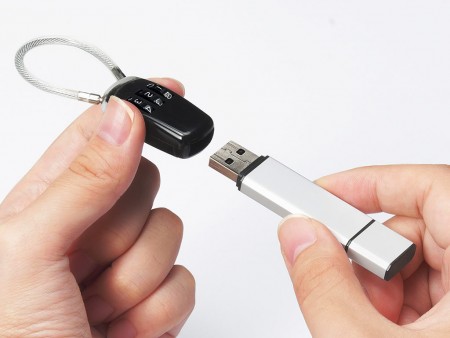 USBメモリのコネクタをロックする、セキュリティワイヤーロックがサンワサプライから