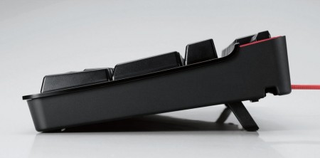 2台のPCを同時操作できるハードウェアマクロ対応ゲーミングキーボードがエレコムから