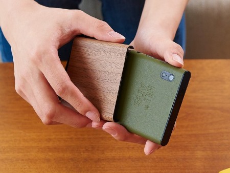 天然木やレザーの外装パーツを着せ替えできる、独創的なWindows 10スマホ「NEO」が発売