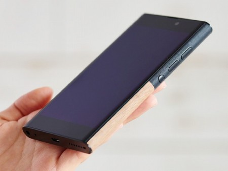 天然木やレザーの外装パーツを着せ替えできる、独創的なWindows 10スマホ「NEO」が発売