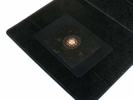粘着シートでペタリ固定。機種を選ばず使える、汎用の「貼るだけタブレットケース」が上海問屋から
