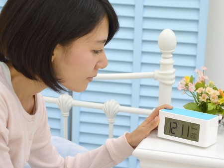 サンコー、FMラジオも聴けるスマホ置くだけスピーカー+スヌーズ機能付き目覚まし時計発売中