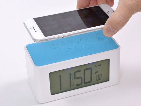 サンコー、FMラジオも聴けるスマホ置くだけスピーカー+スヌーズ機能付き目覚まし時計発売中