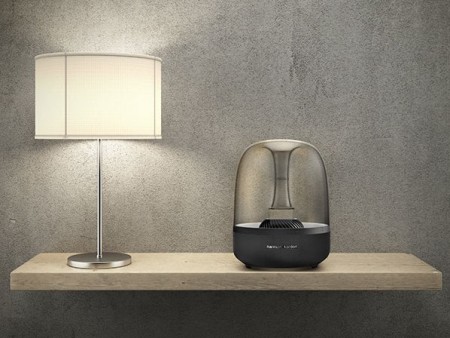 スケルトンボディの無指向性Bluetoothスピーカー、ハーマン「AURA STUDIO」