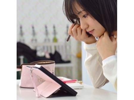 iPhoneをドレッサーに変える“女優さんミラー”付きケース「iDresser」がサンコーから発売