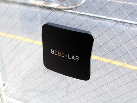 窓に貼り付けて勝手に充電、いつでも使えるビーズの「ピタッと貼れるソーラー充電器」発売中